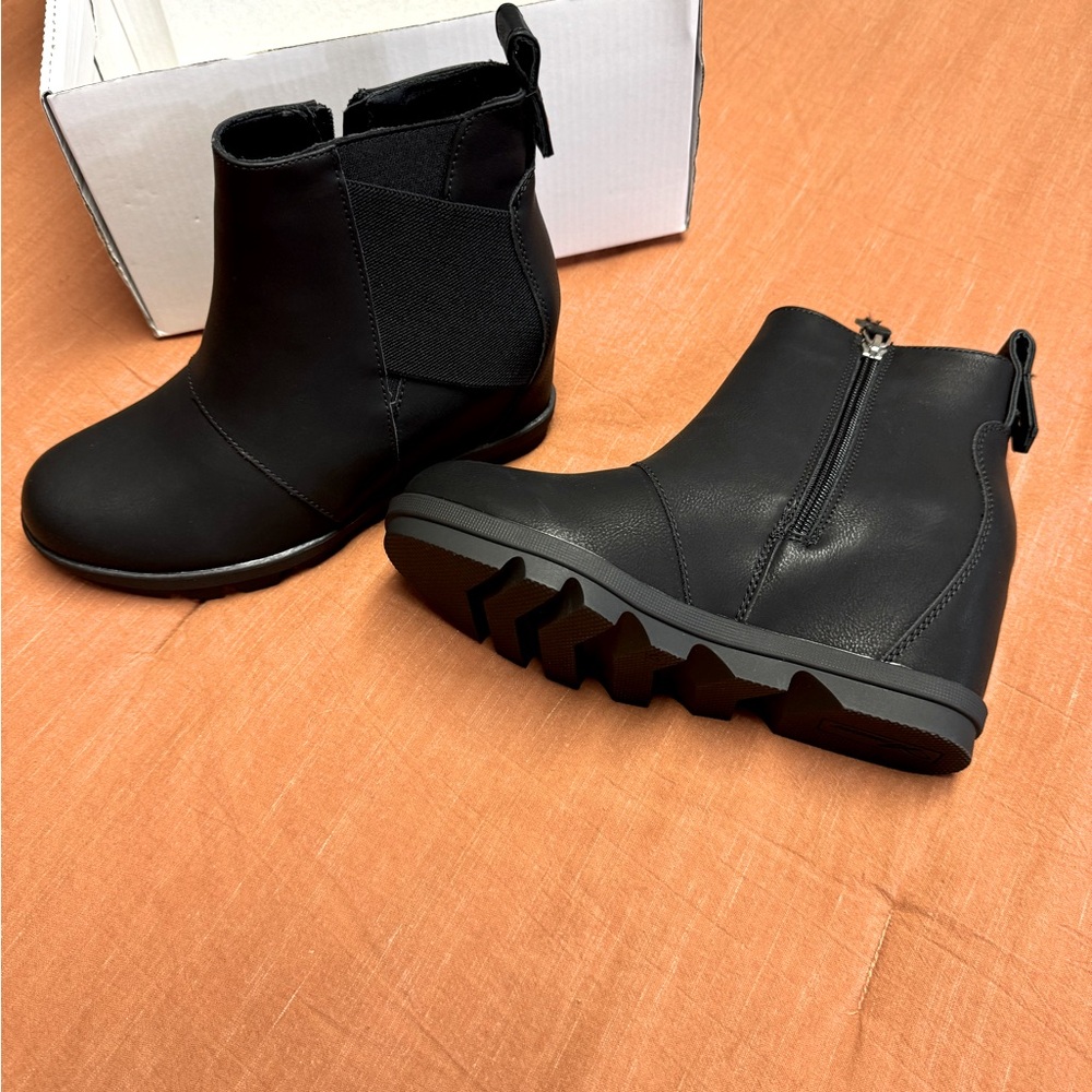 Women’s black wedge boot - size 7.5